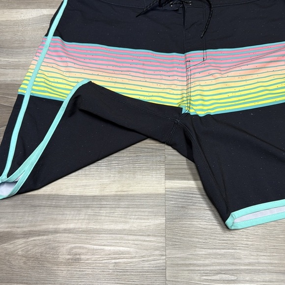 🏴 Hurley Black and Green Board Shorts Modern Design size 34 - Picture 4 of 7